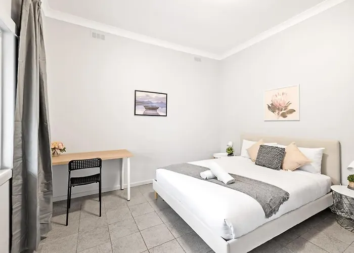 Rustic Queen Room - Conveniently Located - Shared Bathroom