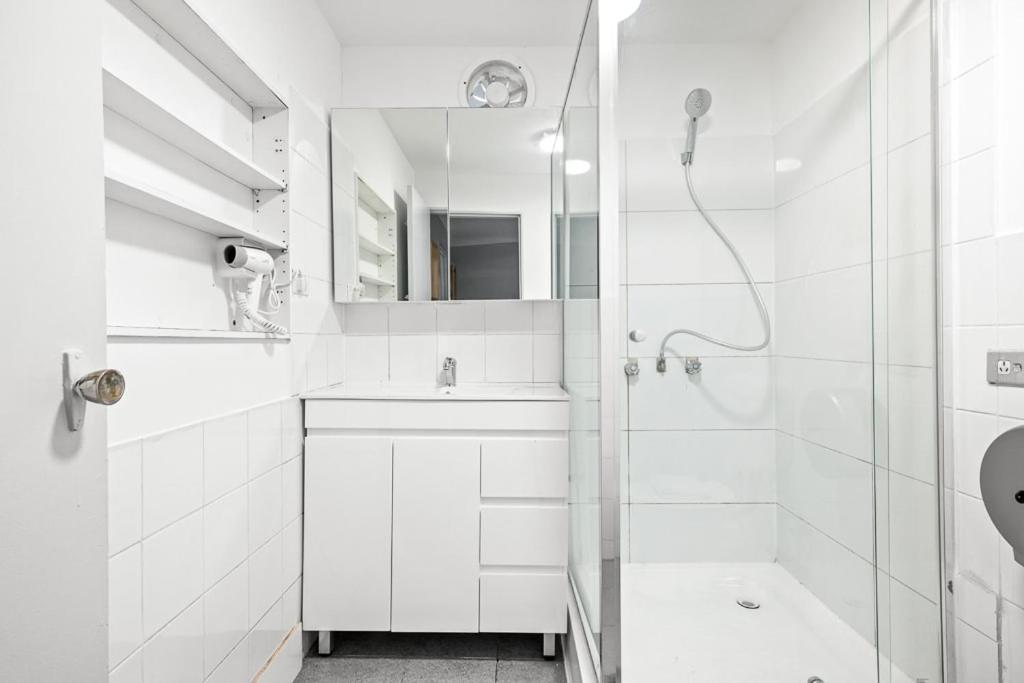 Rustic Queen - Conveniently Located - Shared Bathroom Guest house