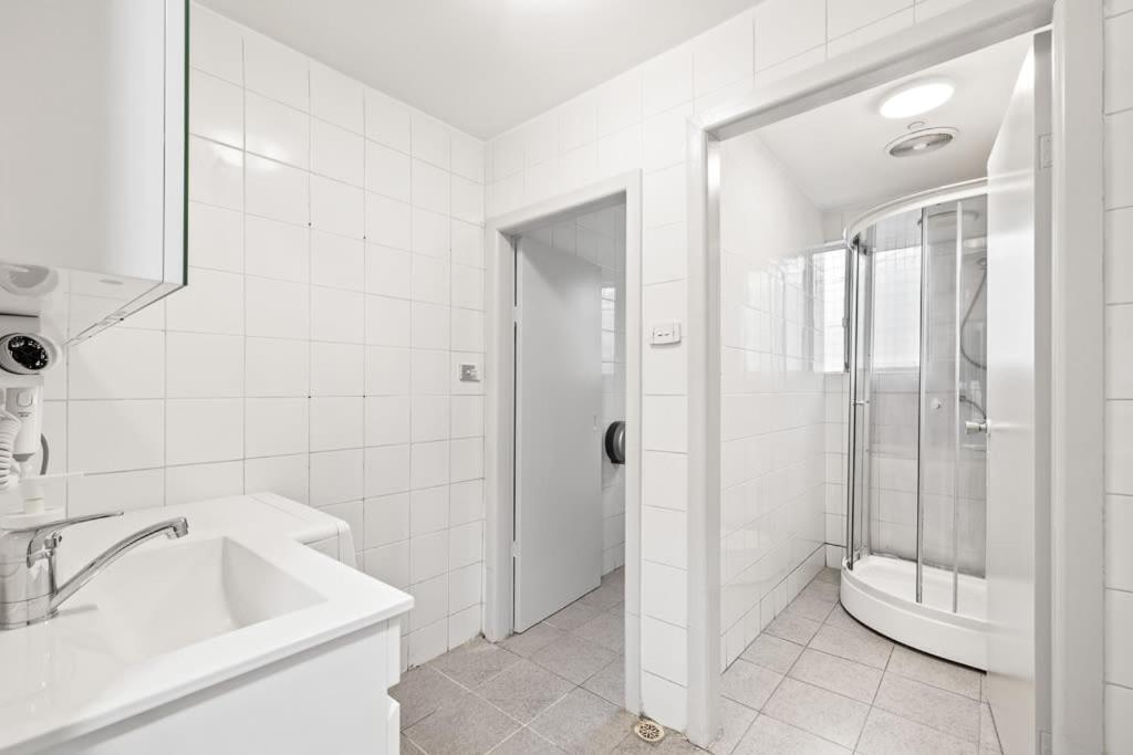 Guest house Rustic Queen - Conveniently Located - Shared Bathroom *