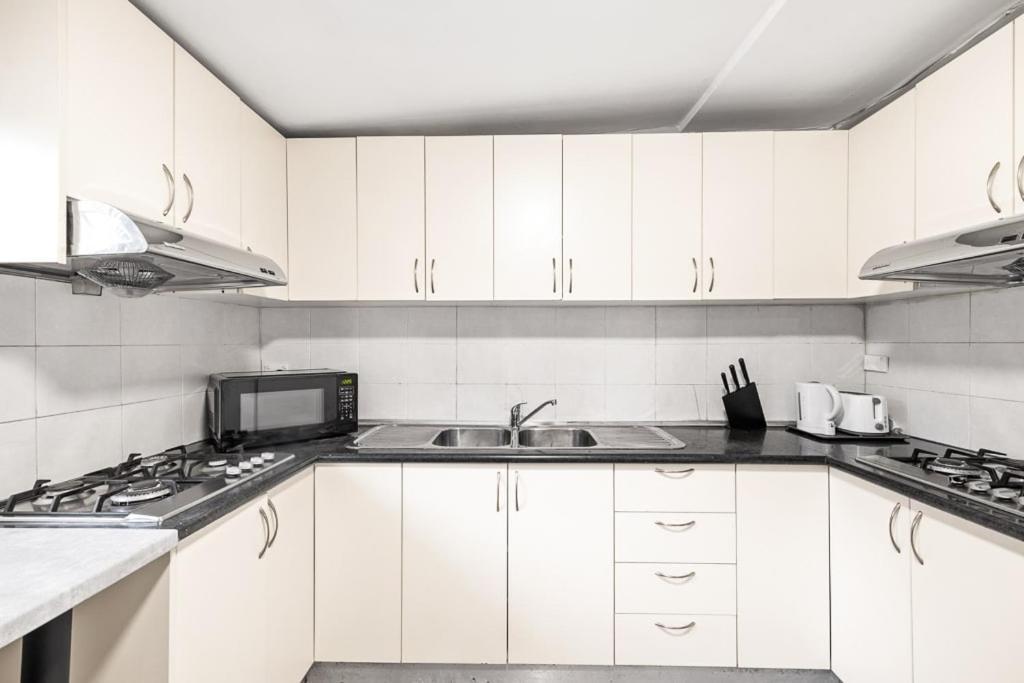 Guest house Rustic Queen - Conveniently Located - Shared Bathroom Sydney