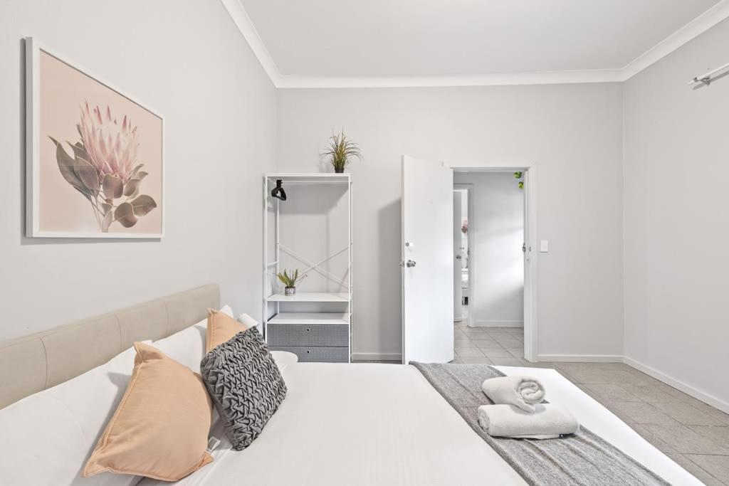 Guest house Rustic Queen - Conveniently Located - Shared Bathroom