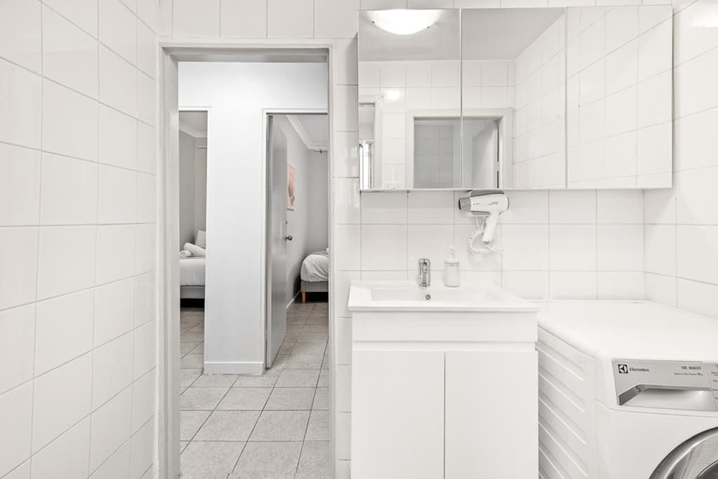 Rustic Queen - Conveniently Located - Shared Bathroom *