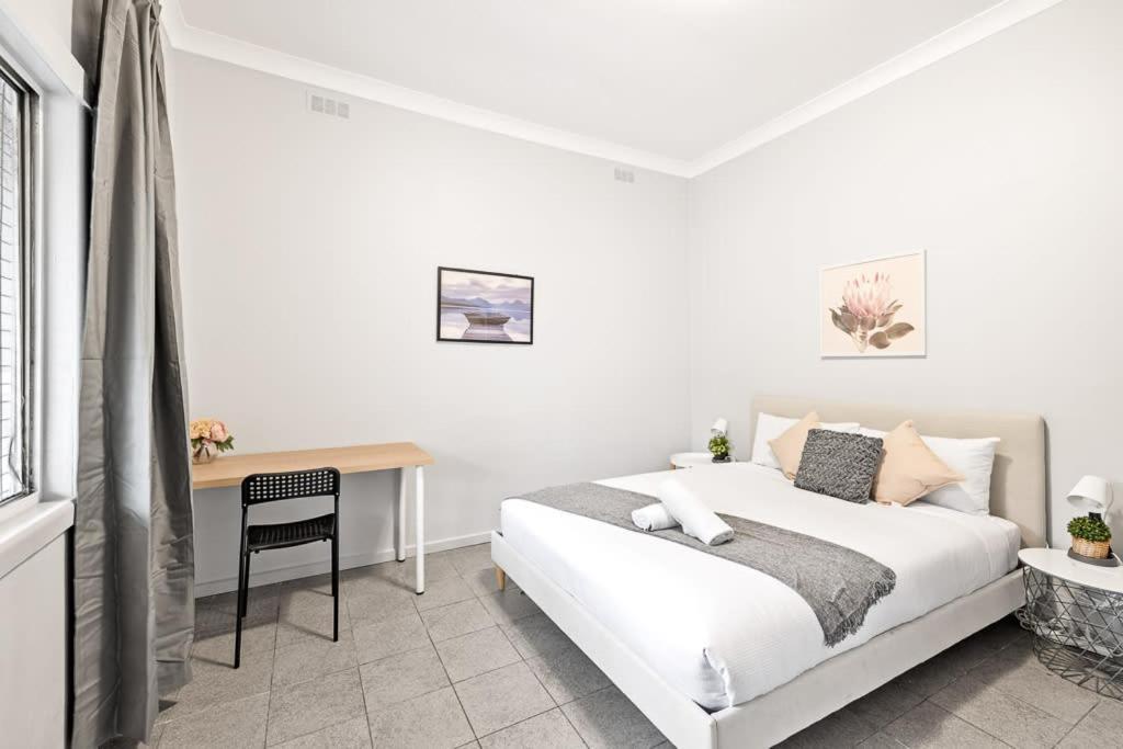 Guest house Rustic Queen - Conveniently Located - Shared Bathroom