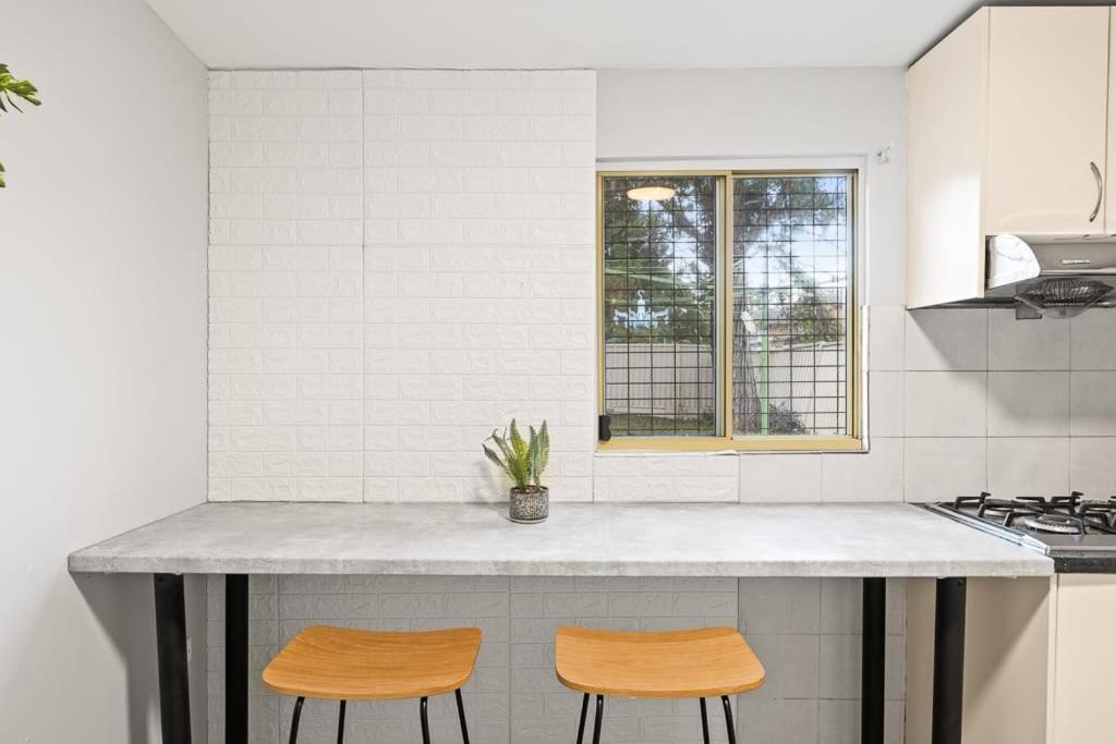 Rustic Queen - Conveniently Located - Shared Bathroom Guest house Sydney
